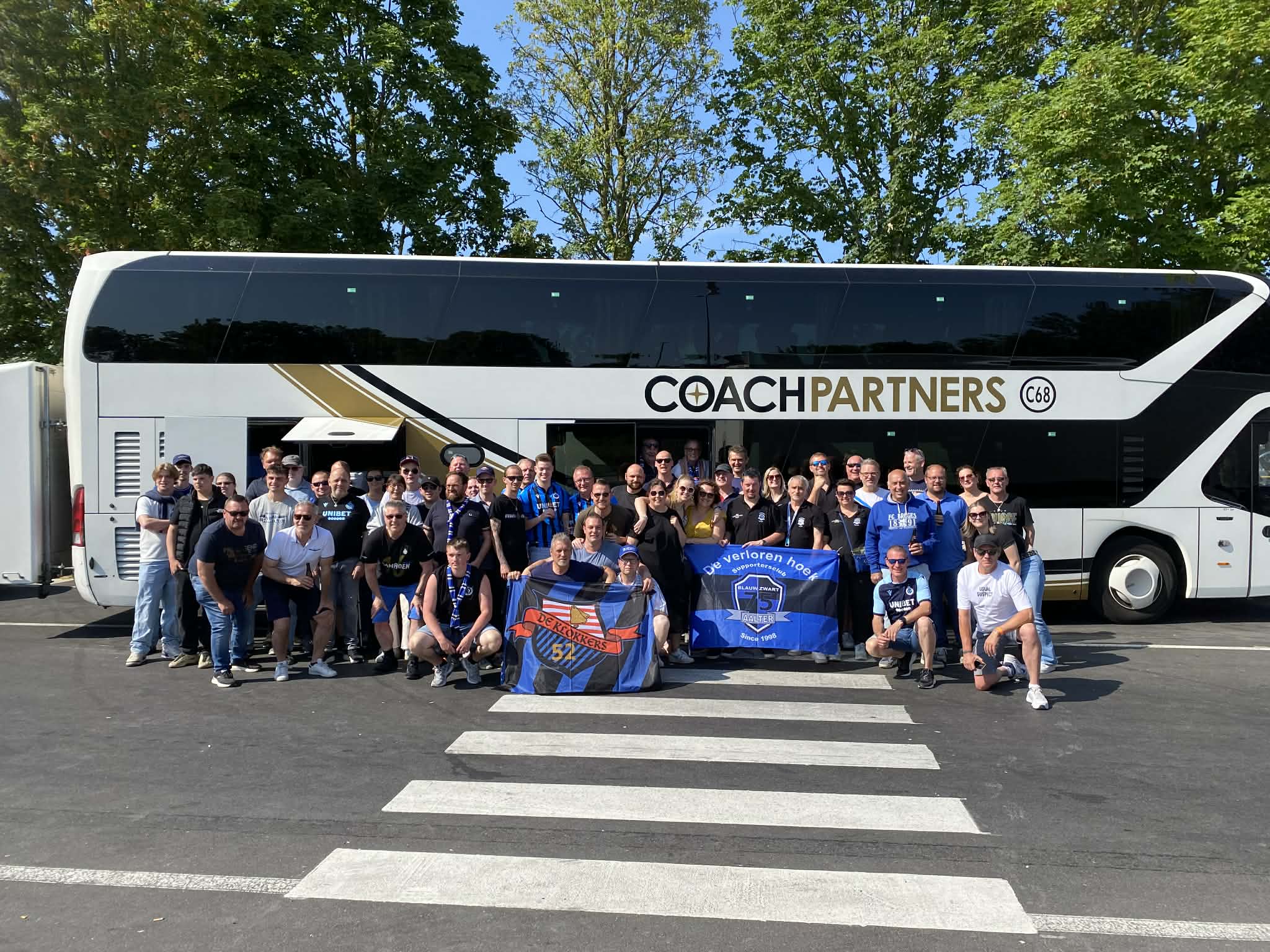 Groepsfoto van leden van de Klokkers tijdens uitwedstrijden